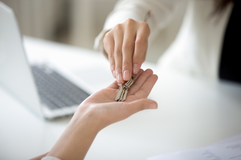 Valet av mäklare väger tungt 26438540-close-up-of-broker-giving-keys-to-female-home-owner